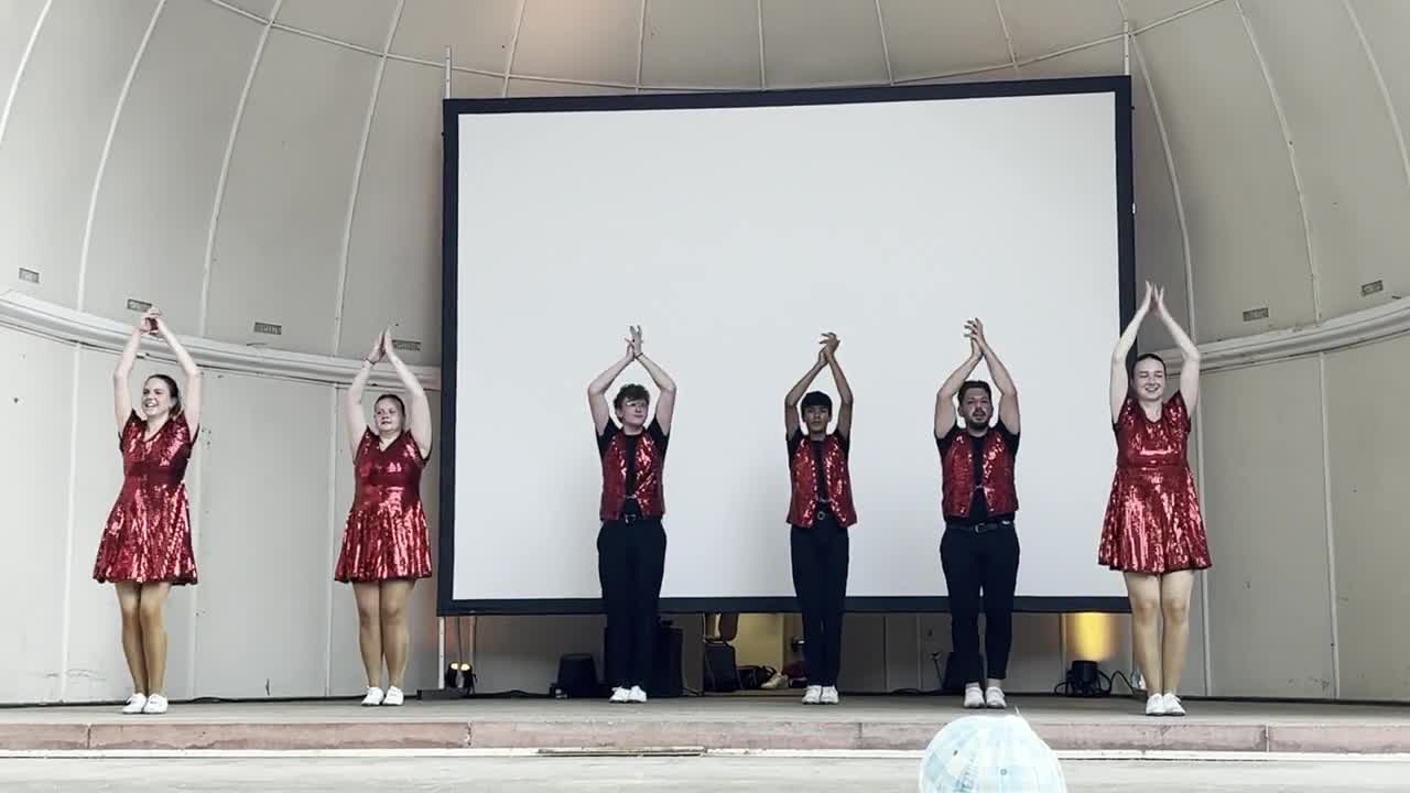 Clogging-Tänzerinnen und Tänzer auf der Bühne